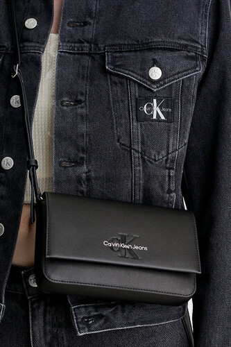 Kadın Omuz Askılı Sculpted Cüzdan - Siyah - Calvin Klein